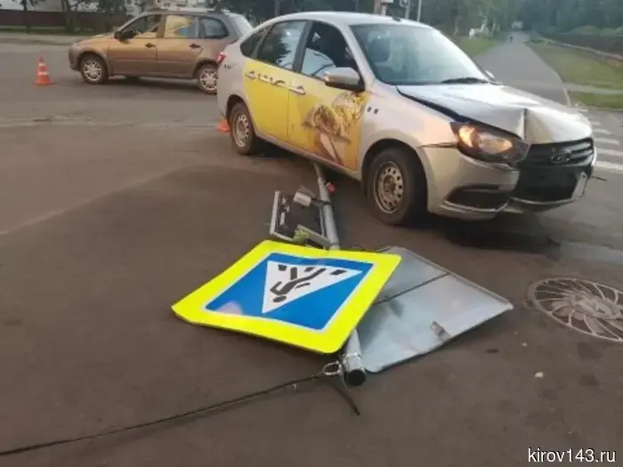 В Кирове два водителя столкнулись с неподвижными объектами.