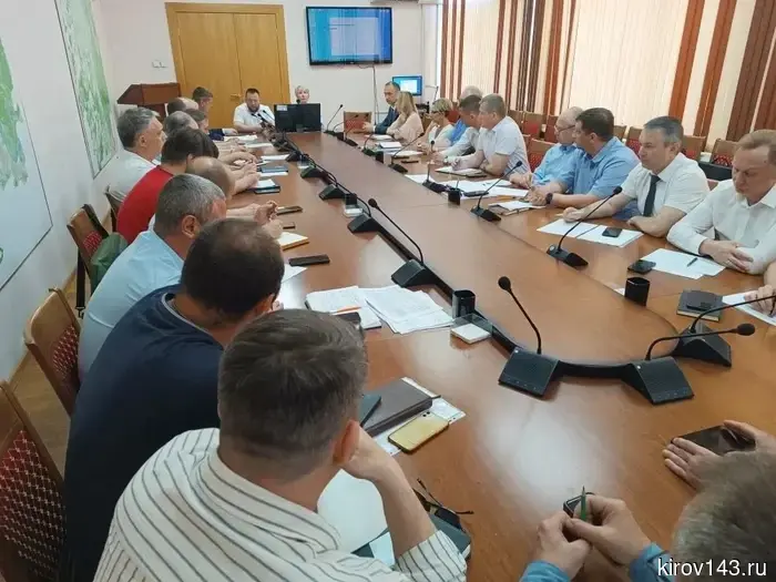 Вячеслав Симаков призвал подрядчиков в кратчайшие сроки навести порядок в Кирове