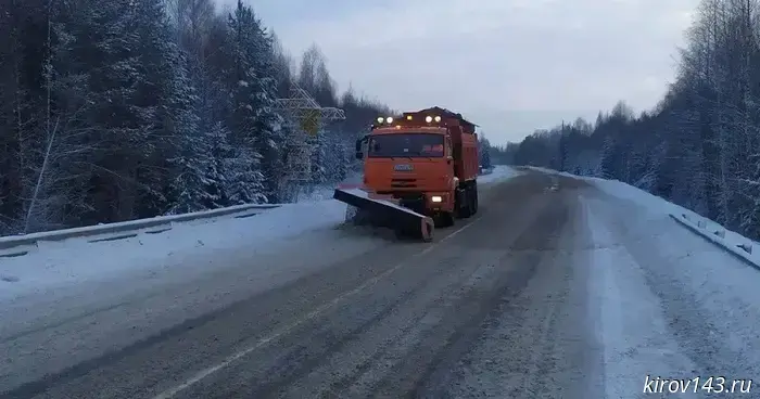 Более 4000 километров дорог Кировской области обработали от гололеда