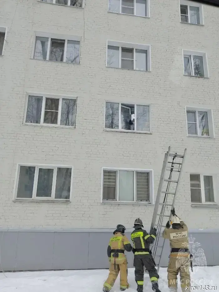 В Кирове малое дитя едва не упало из окна.