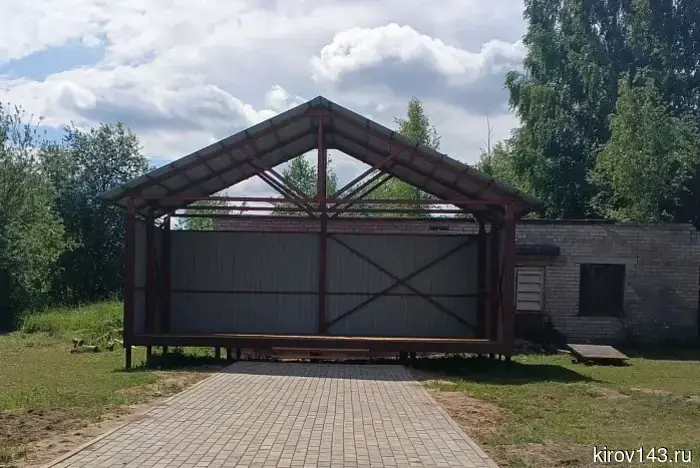 В селе Костино благоустроили прилегающую территорию местного Дома культуры.