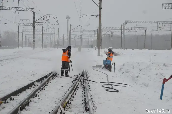 Railway workers stepped up operations due to heavy snowfall.
