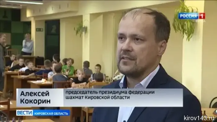 Сотня молодых шахматистов сражается за первое место на чемпионате Кировской области.