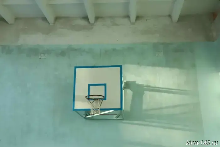 Schoolchildren in Kirov exercise in a moldy room.
