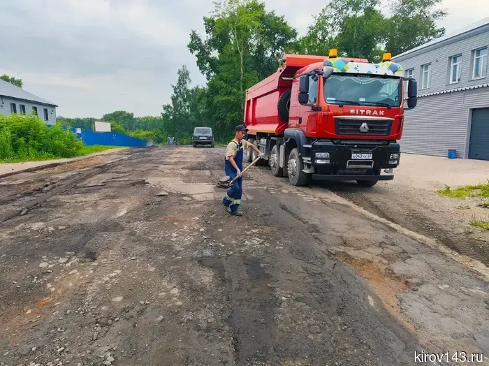 В Кирово-Чепецке на улице Строительной приступили к демонтажу старого асфальта.