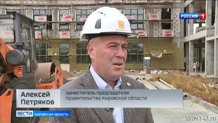 На улице Торфяной в районе Озерки продолжается возведение школы.