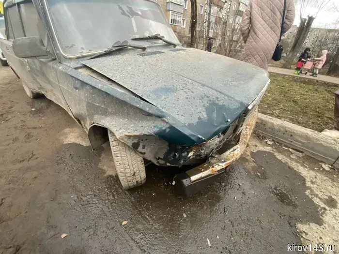 На улице Некрасова водитель наехал на женщину и врезался в два автомобиля.