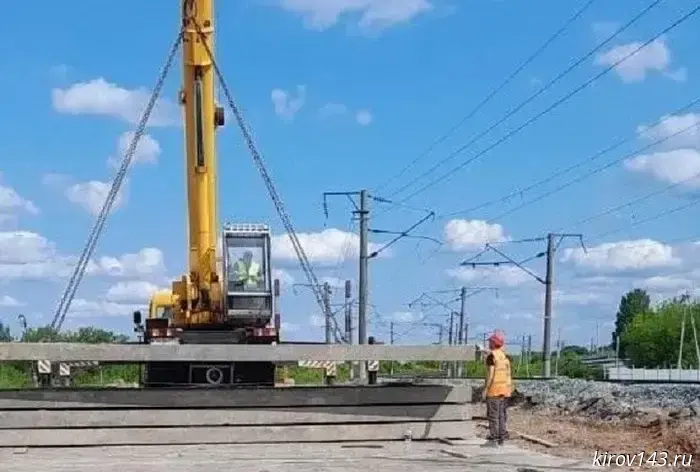 A pile-driving unit is being installed near the tunnel under the Trans-Siberian Railway