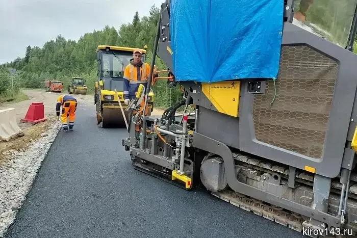 На северо-западе Кировской области возводят современное асфальтовое шоссе.