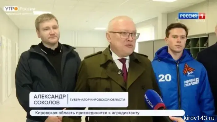 Губернатор Александр Соколов и депутат Андрей Березин ознакомились с новым крытым катком в Радужном.