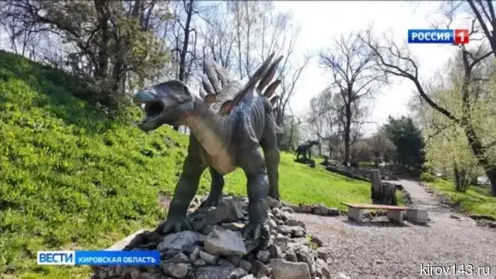 В Котельниче к началу туристического сезона приводят в надлежащий вид скульптуры древних ящеров.