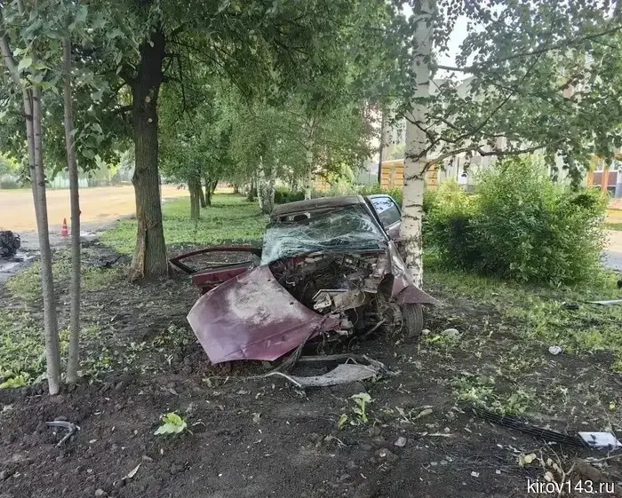 19-летний водитель автомобиля в алкогольном опьянении попал в ДТП, съехав с дороги