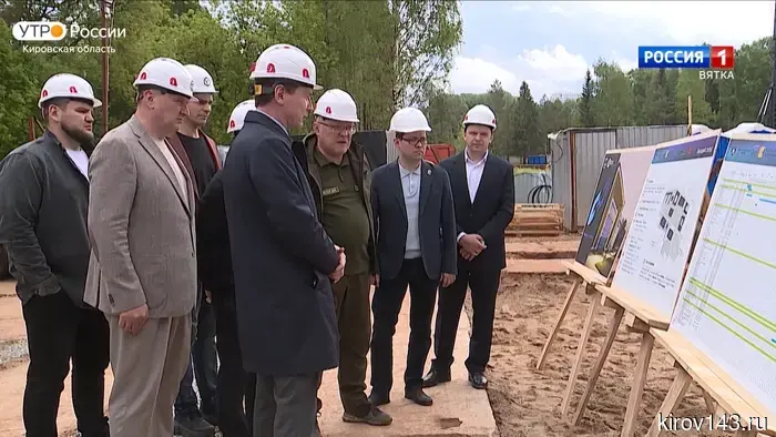 Губернатор Александр Соколов и депутат Борис Веснин посетили строительную площадку фиджитал-центра в Кирове.