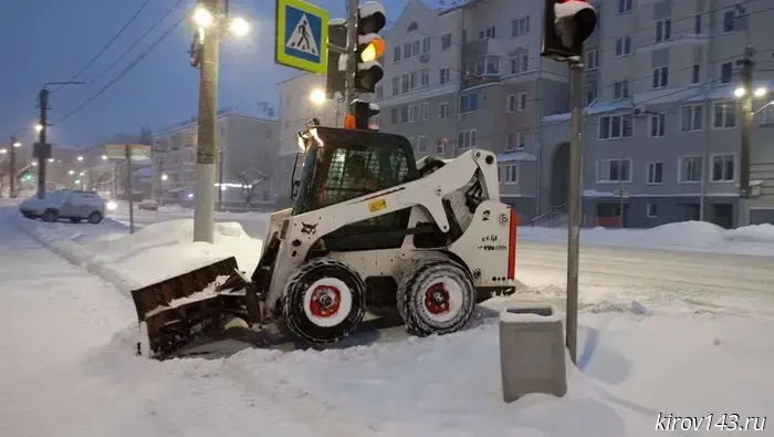 Кировские дорожники начали активно «заделывать» дороги.