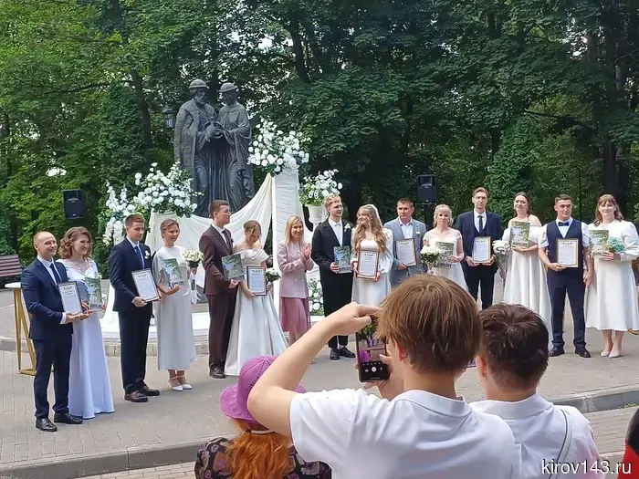 В Александровском саду одновременно зарегистрировали браки семь пар.