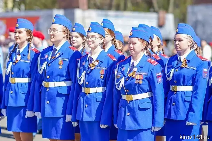 В преддверии Дня Победы в Кирове прошел юнармейский парад