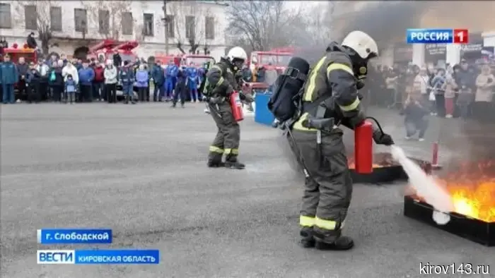На главной площади Слободского отметили День пожарной охраны