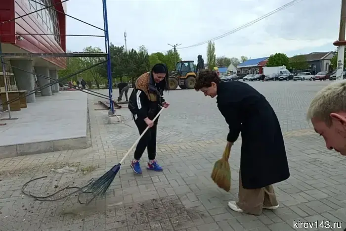 В Запорожье состоялся субботник, в котором приняла участие делегация из Кирова.