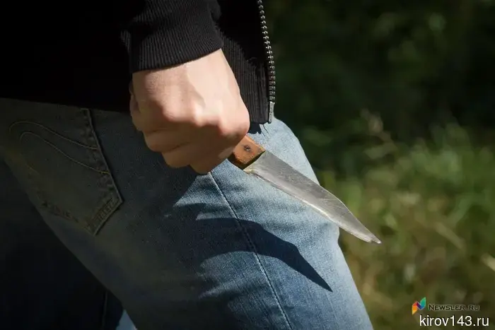 In Kirov, a guest with a knife robbed a man.