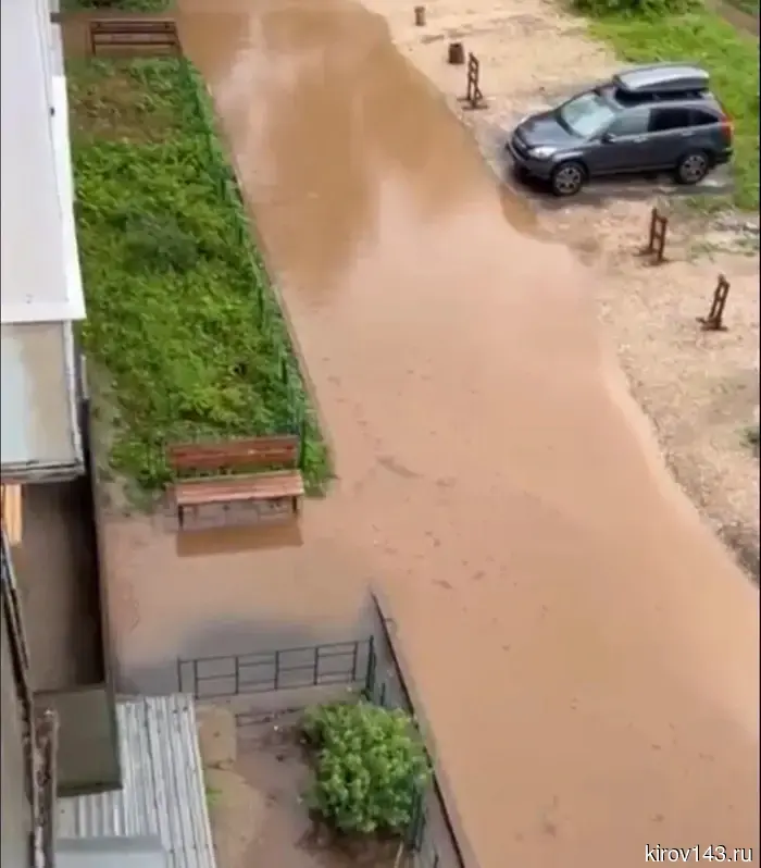 "Golden" wells: how 2 million rubles flooded a yard in Kirov
