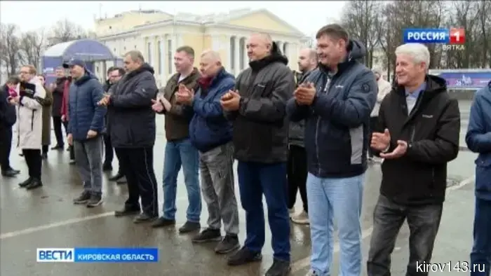 Александр Соколов вместе с депутатами Борисом Весниным и Андреем Березиным передали ключи от 15 новых автобусов жителям Кирова.