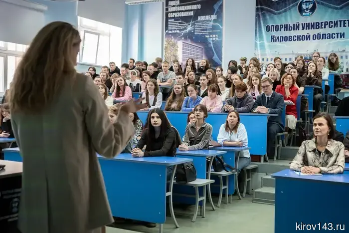 Известный политолог Дарья Кислицына, родом из города Кирова, сделала выступление перед студентами и сотрудниками Вятского государственного университета.