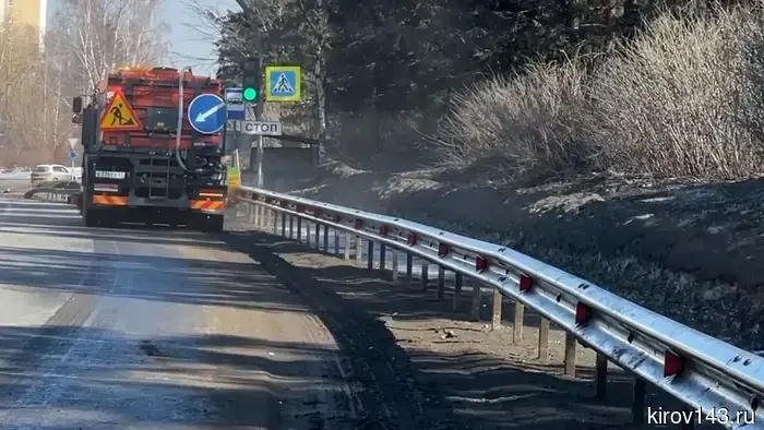 В Кировской области проводятся работы по очистке ограждений на дорогах.