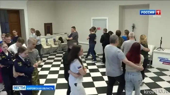 Около 100 жителей Кирова будут участвовать в Бале Победы, который пройдет 9 мая на Театральной площади.