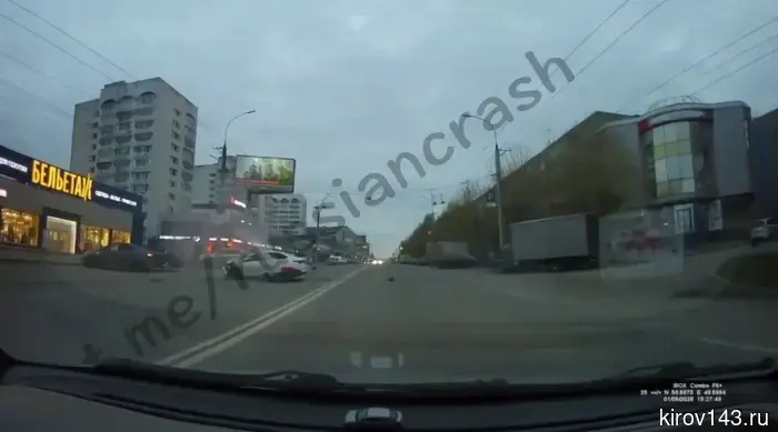 В Кирове появилось видео с места смертельного ДТП с участием мотоциклиста.