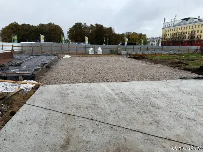 The contractor dismantled Lenin's "entourage."