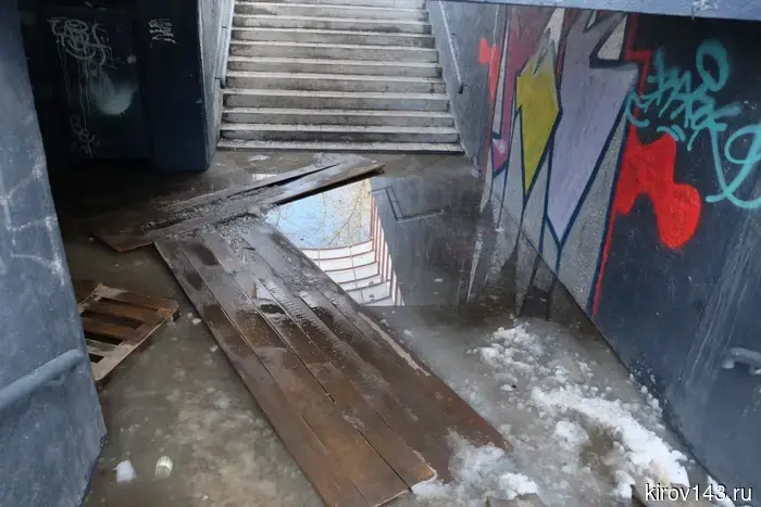 Благоустройство в Кирове: доски и клейкая лента.