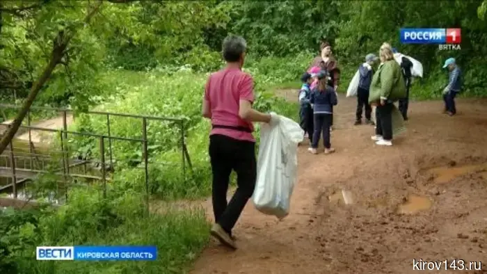 В Коминтерне состоялся субботник: активисты очищали оберег Заборского пруда.