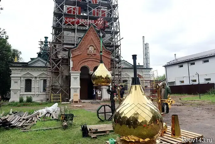 В Слободском Никольский храм приобрёл златоглавый купол.