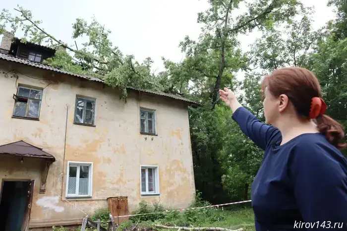 GJI commented on the incident with an emergency poplar tree that collapsed on an apartment building.