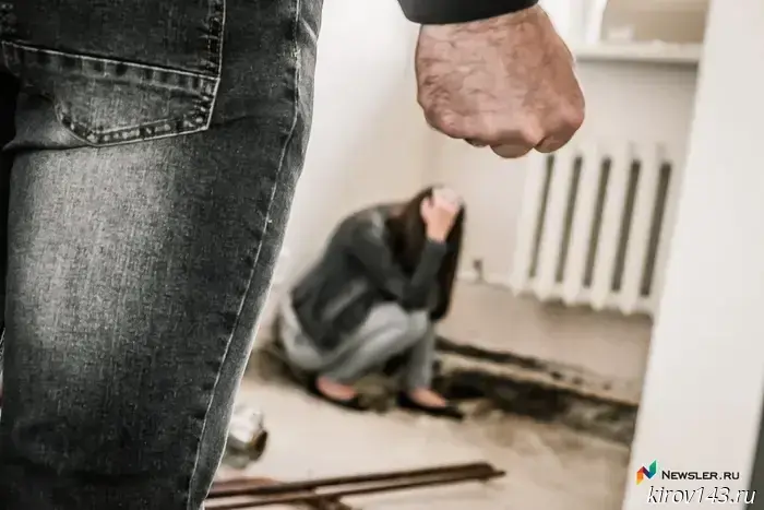 A resident of Omutninsk is accused of torturing his wife and daughter.