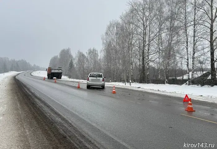 В Кирове произошла авария между легковым автомобилем и грузовиком «КАМАЗ».