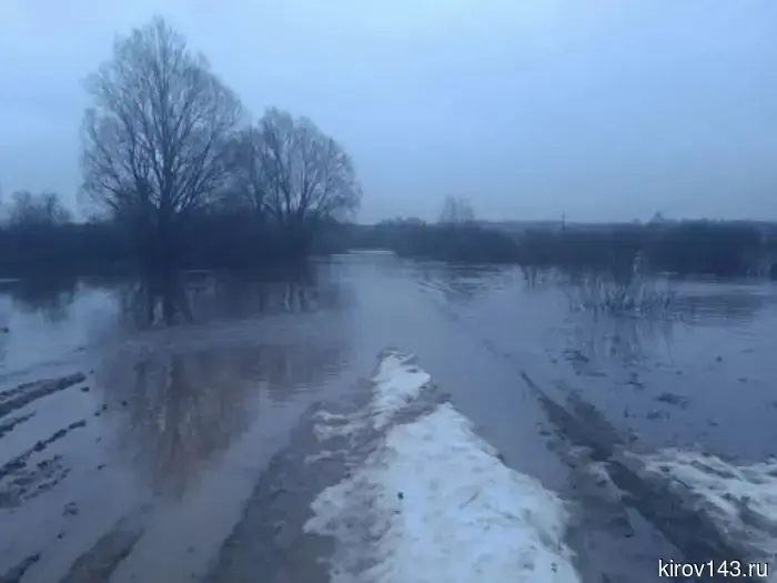 В селе Улеш Кикнурского округа затоплен низководный мост, а в Ваштранге под водой огороды.