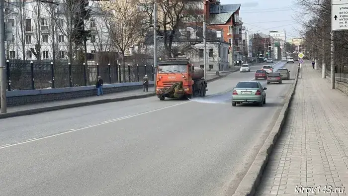 Kirov streets are watered and vacuumed