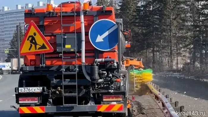 В Кировской области проводятся работы по очистке ограждений на дорогах.