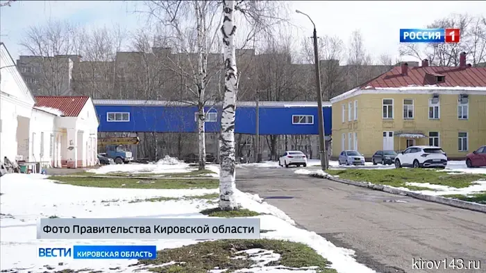 В Больнице скорой медицинской помощи завершается возведение надземного перехода.