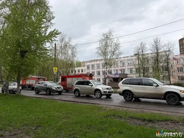 Fire trucks gathered at school No. 10 in Kirov.