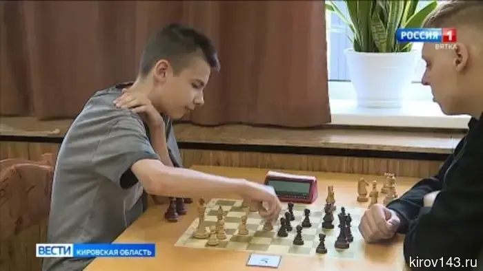 Сотня молодых шахматистов сражается за первое место на чемпионате Кировской области.
