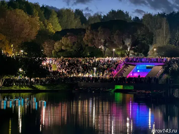 At the opening of the fountain, a resident of Kirov proposed to his girlfriend.