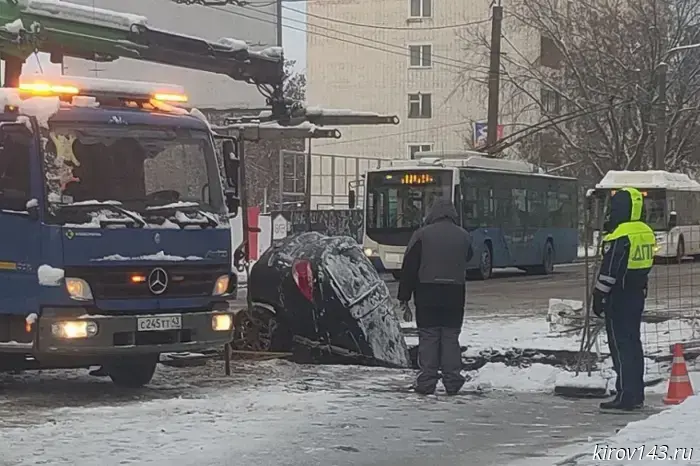 Sinkhole on Popova Street: after three cars fell in, the prosecutor's office opened an investigation.