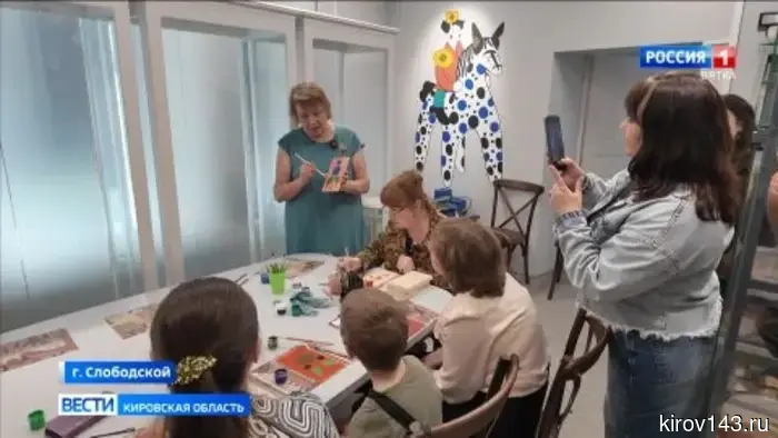 В Слободском побывал мастер традиционной уральской домовой росписи.