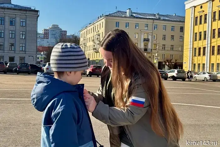 Волонтеры из Кирова разложили российский триколор на Театральной площади.