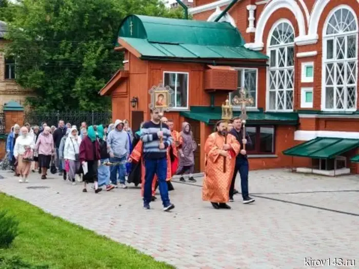 В Кирове прошел крестный ход в день памяти святых Царственных страстотерпцев: Императора Николая II и его семьи