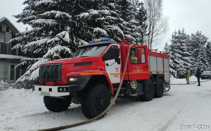 В Голодице горящий автомобиль «поджёг» жилой дом.