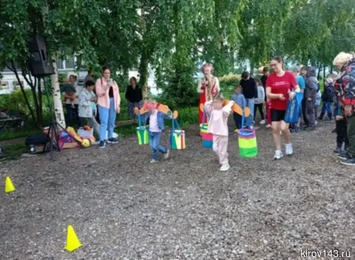 В Кирове провели праздник во дворе, приуроченный к Дню народных промыслов.