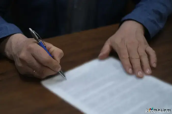 Investigators have opened a probe into reports that the rights of Kirov residents living in a condemned building were violated.